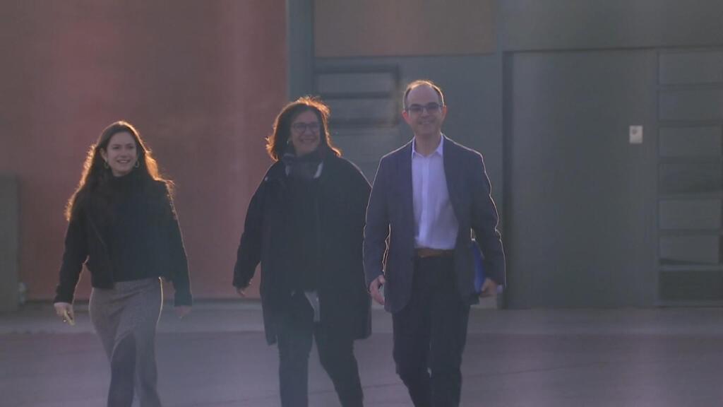 Jordi Turull saliendo este martes de la prisión de Lledoners.
