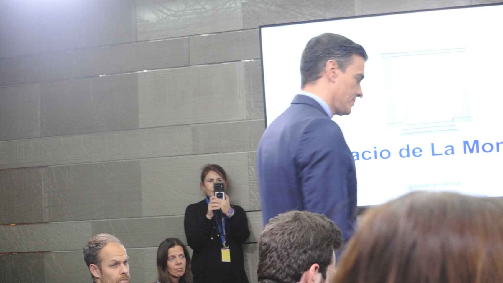 Pedro Sánchez, a su llegada a la sala de prensa de Moncloa.