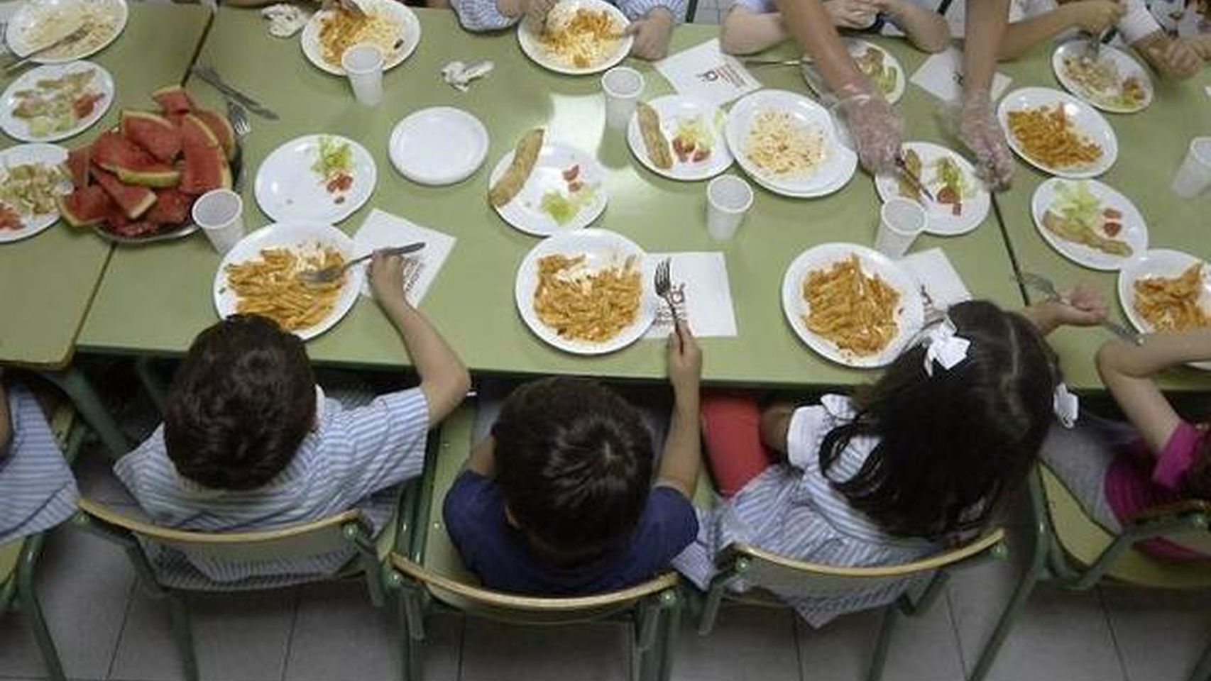 Niños en un comedor escolar en una imagen de archivo.