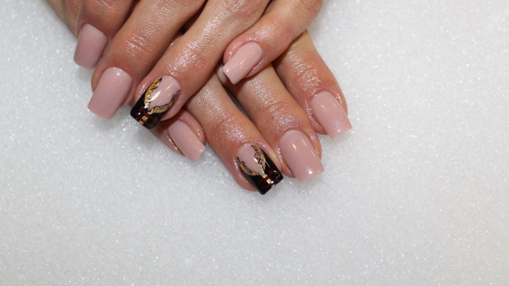 Manicura en el salón Daudova Beauty.