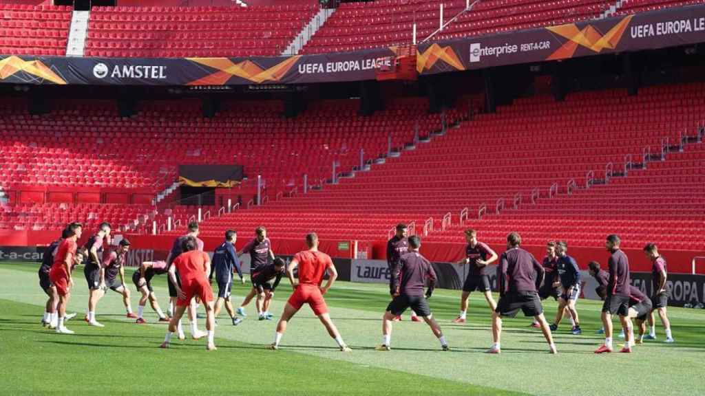La plantilla del Sevilla FC en una sesión de entrenamiento en el estadio Sánchez Pizjuan