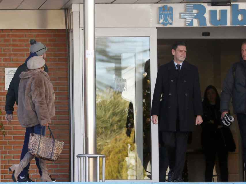 Ana García Obregón y su hijo entrando en el hospital Ruber Internacional.