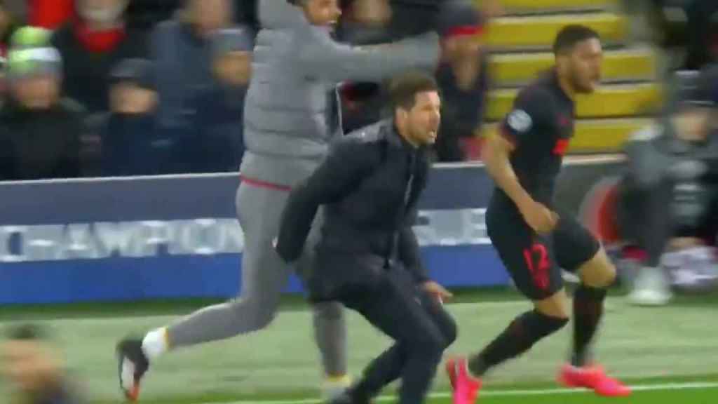 Simeone intenta celebrar el gol de Saúl