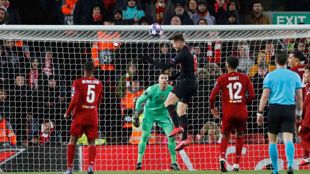 Saúl remata el balón de gol en Anfield