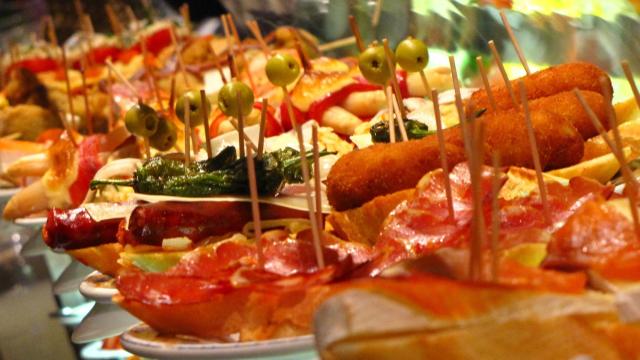 Los pinchos de un bar de tapas de Barcelona.