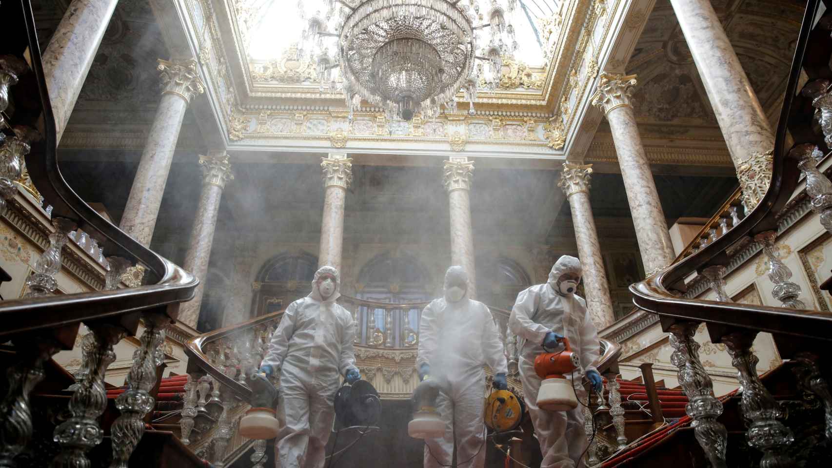 Un equipo desinfecta el Palacio de Dolmabahce