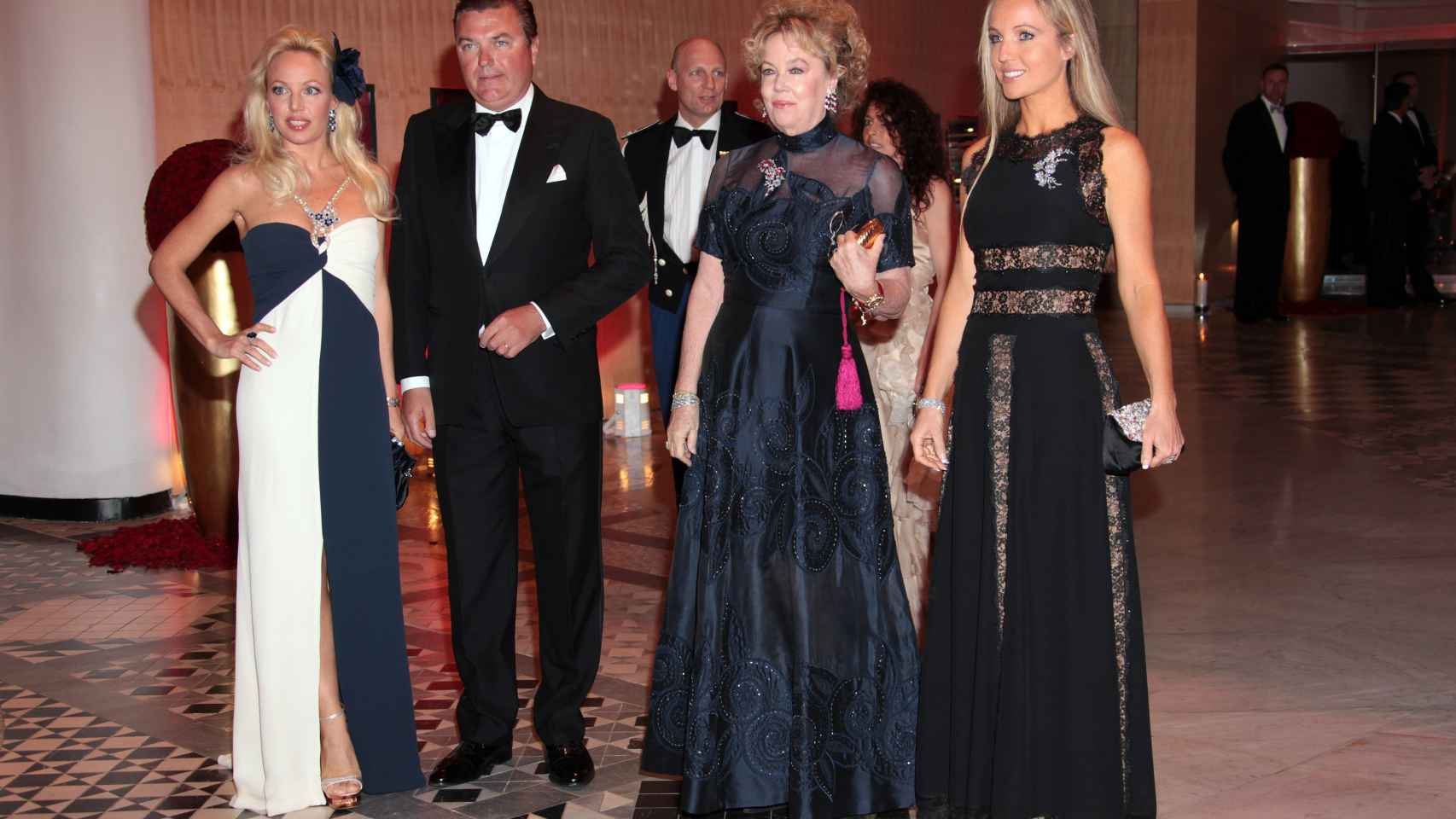 Camilla junto a su madre, su hermana Cristiana y Carlos de Borbón Dos Sicilias en 2010.