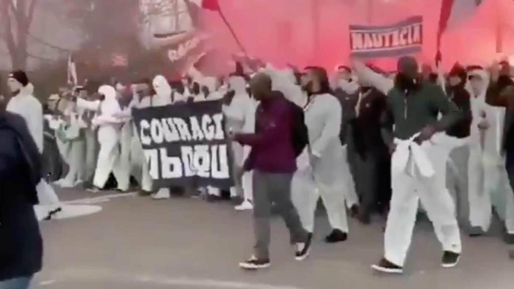 Los ultras del PSG se concentran en París para animar al equipo con 'trajes antivirus'