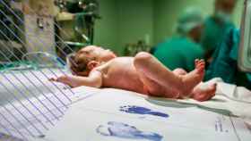 Un bebé acabado de nacer.