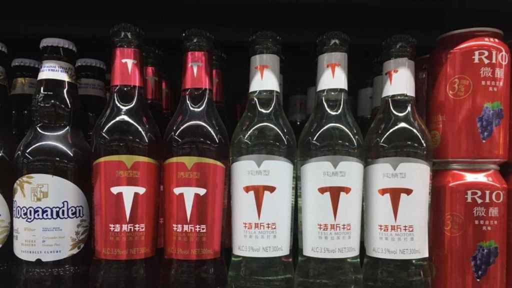 Botellines de la bebida Tesla Motors en una estantería
