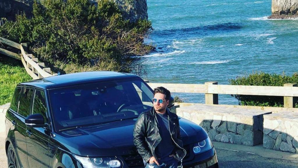 David Bustamante, en su coche Land Rover.