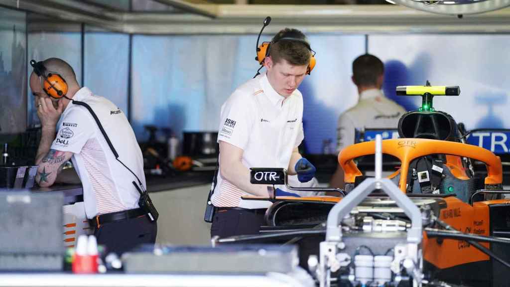 Mecánicos de McLaren trabajan en uno de los coches de la escudería en el Gran Premio de Australia