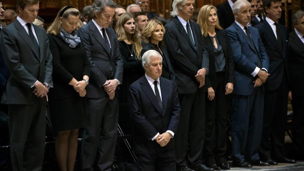 Los hijos de la duquesa de Alba en su funeral. El actual duque de Alba, arrodillado.