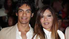 Alejandro Reyes junto a su madre Yvonne Reyes