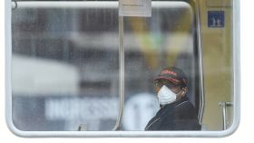 Un pasajero con una máscara en un tranvía en Milán.
