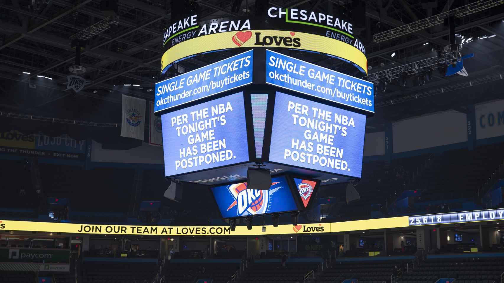 El Chesapeake Energy Arena vació tras la suspensión del partido entre Utah Jazz y Oklahoma City Thunder