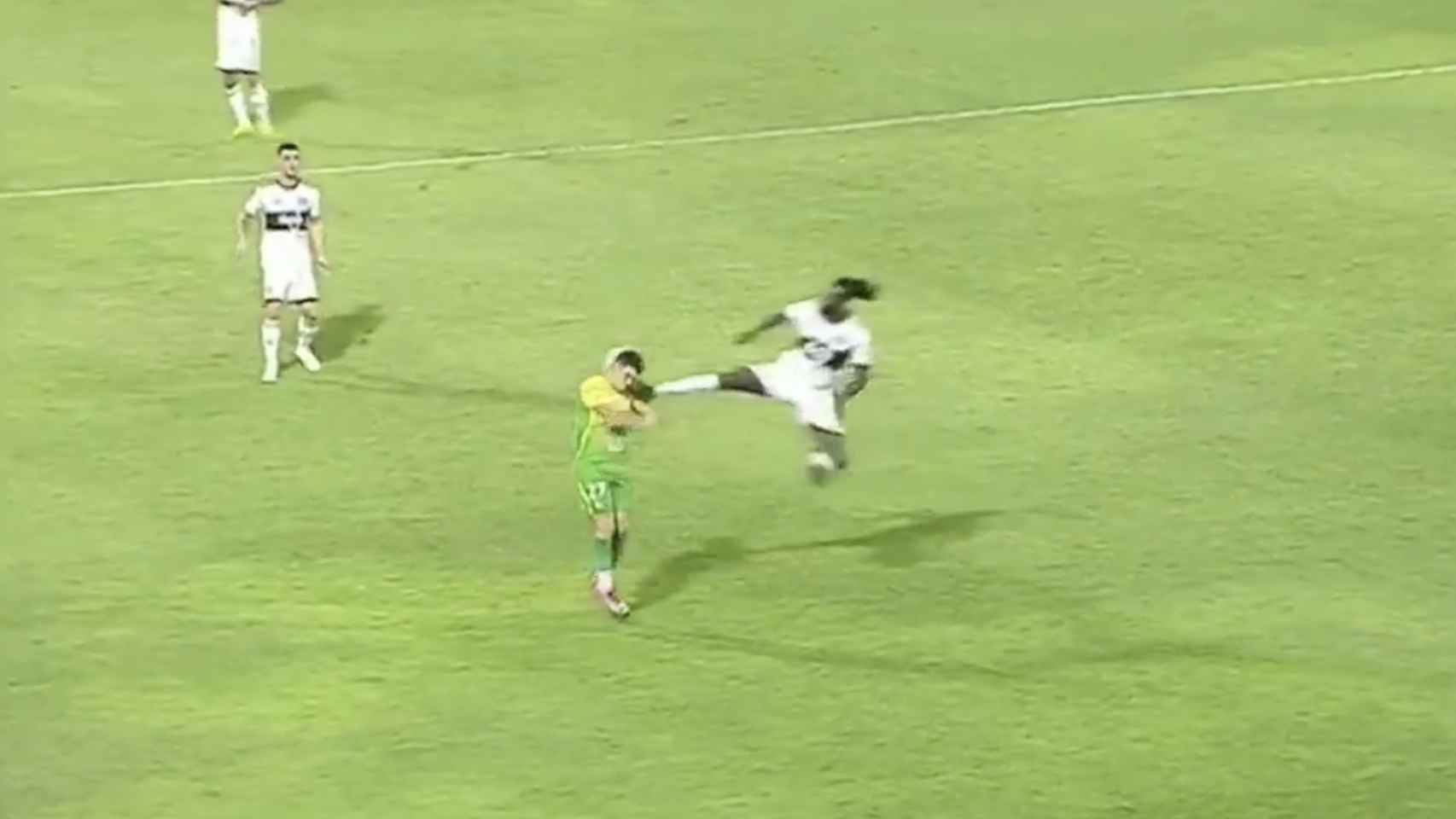 La salvaje entrada de Emmanuel Adebayor a un futbolista de Defensa y Justicia en la Libertadores