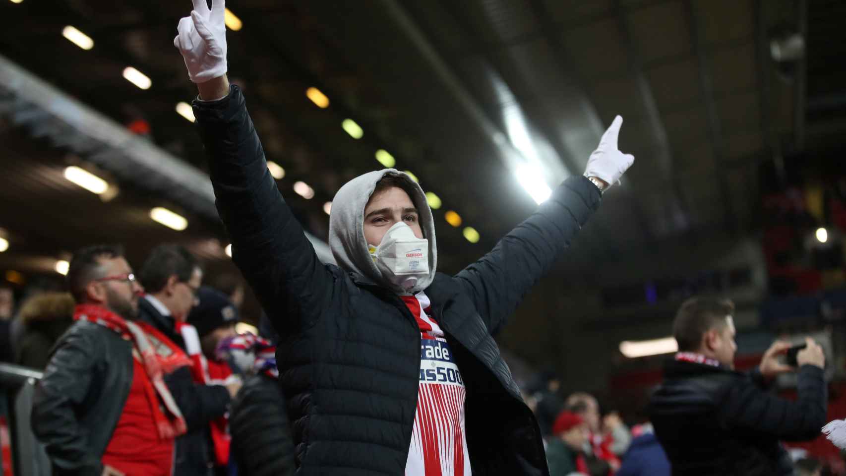 Aficionado con mascarilla en Anfield durante el Liverpool - Atlético de Madrid de la Champions League
