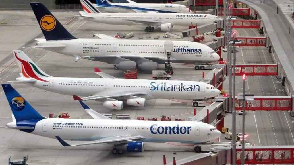 Aviones listos para cargar pasajeros en una terminal.