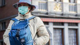 Una mujer con mascarilla en el centro de Bruselas