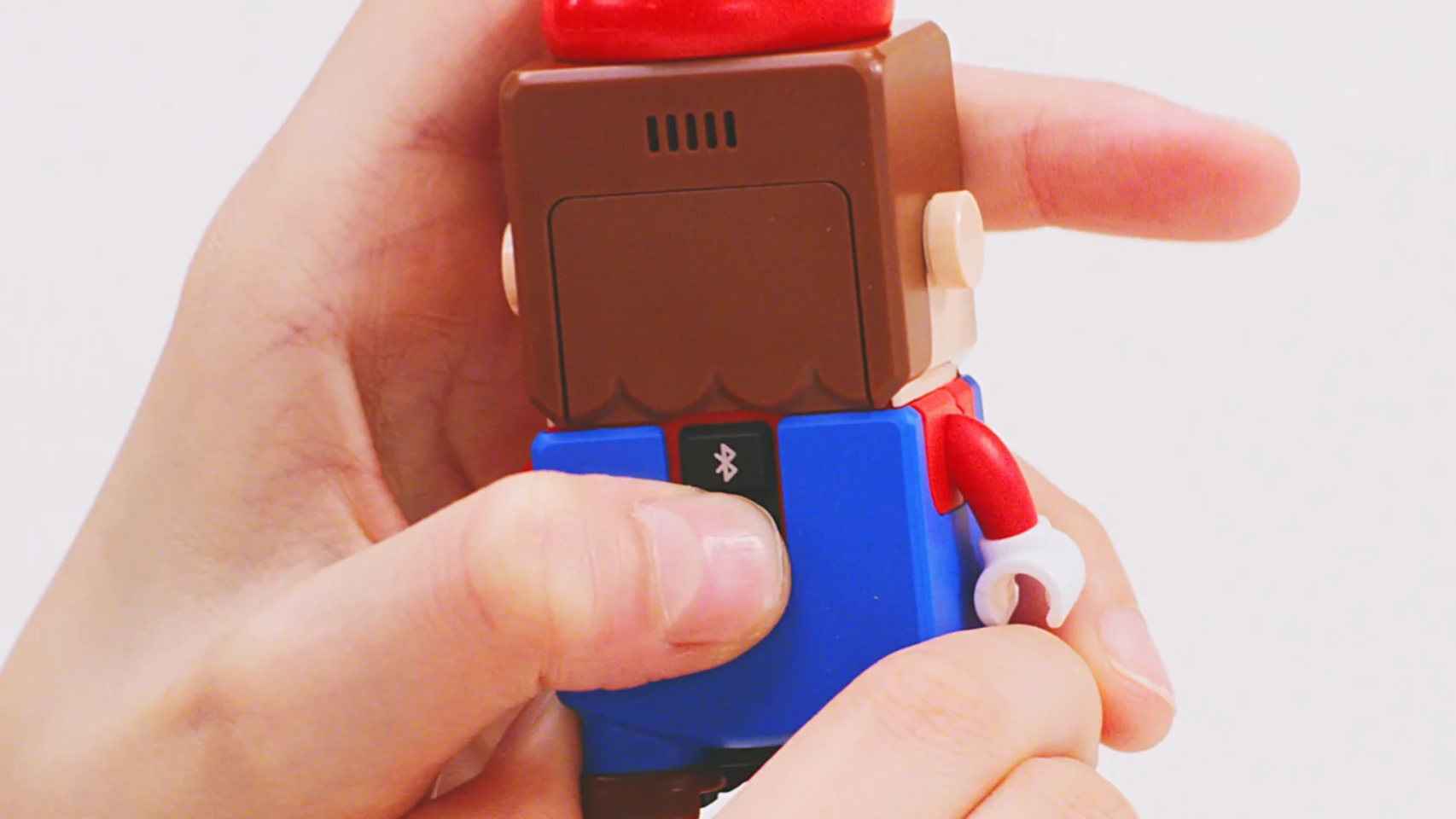 La figura de Mario tiene un botón de encendido, además de uno de Bluetooth