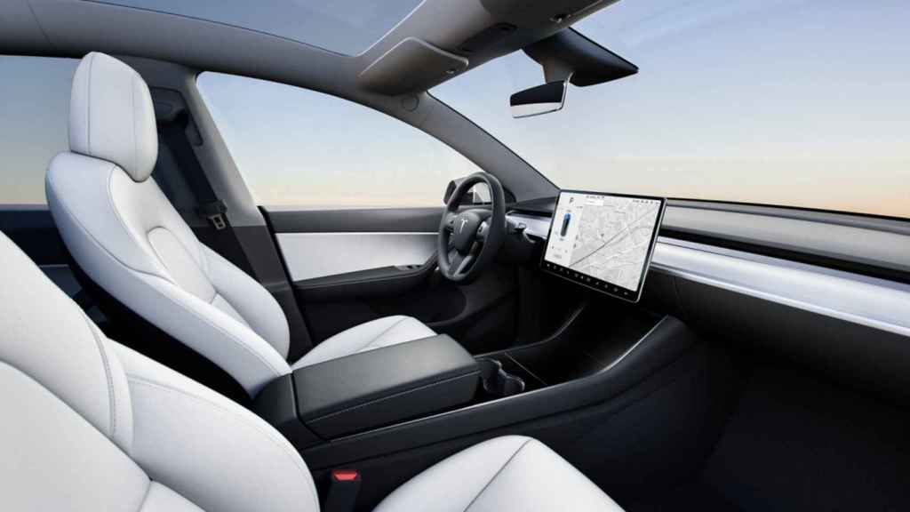 Interior del Tesla Model Y en blanco