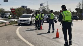 Agentes de la Guardia Civil haciendo un control de seguridad vial.