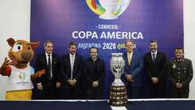 Autoridades presentando la Copa América 2020