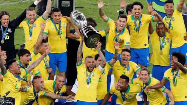 La selección brasileña levantando la Copa América