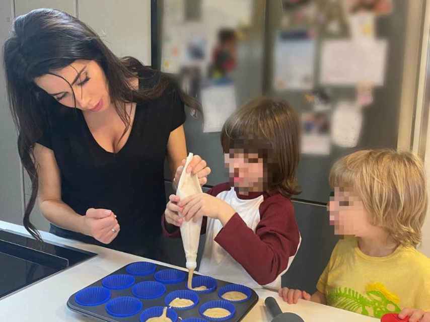Pilar Rubio cocina magdalenas con sus hijos.