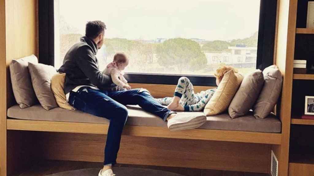 Rudy Fernández con sus hijos en casa.