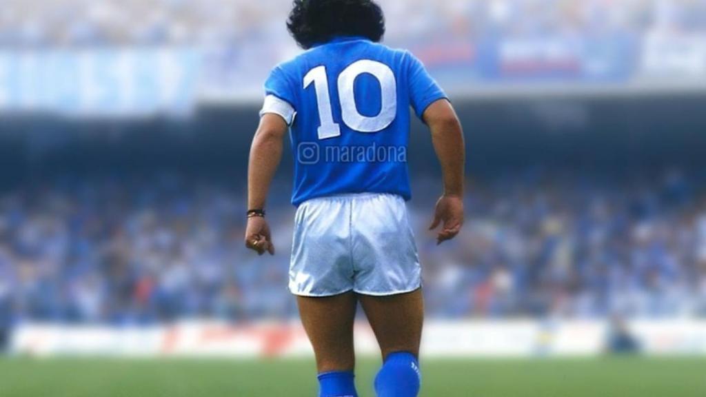 Diego Maradona vistiendo los colores del Nápoles