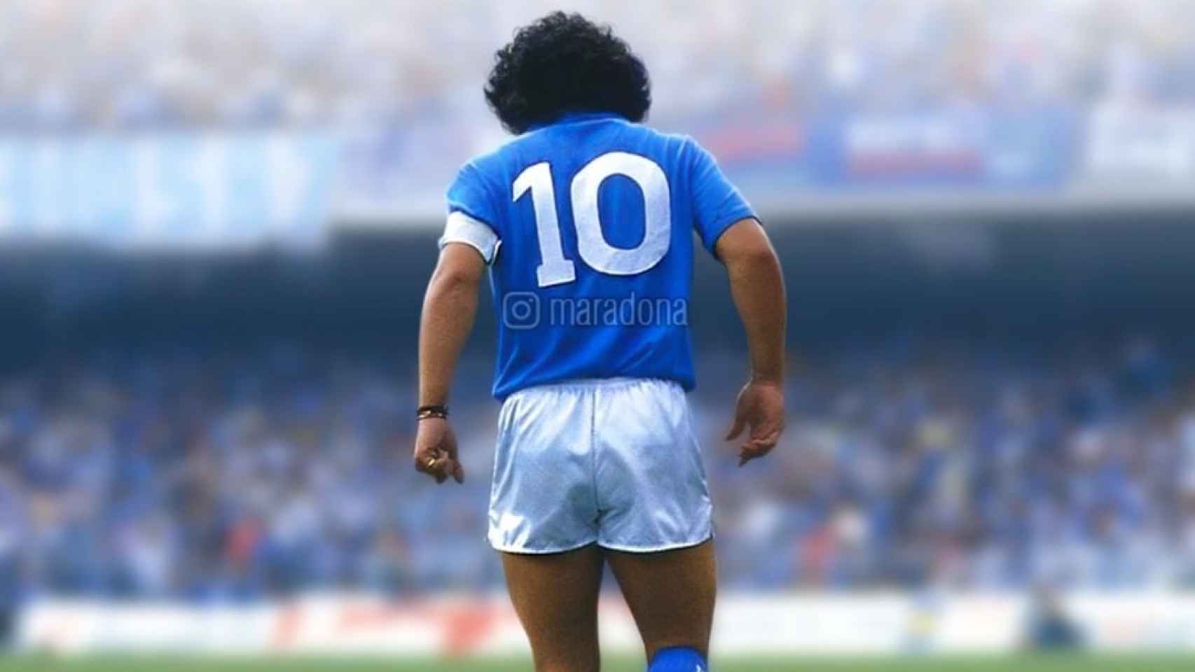 Diego Maradona vistiendo los colores del Nápoles