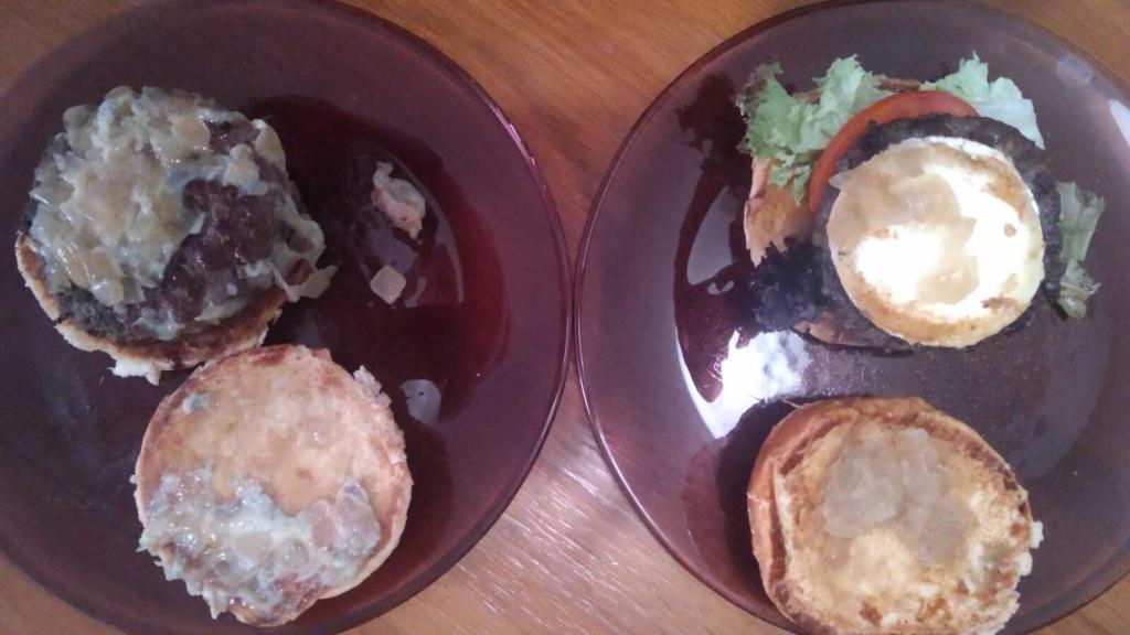 A la izquierda, la hamburguesa de buey; a la derecha, la de vaca.