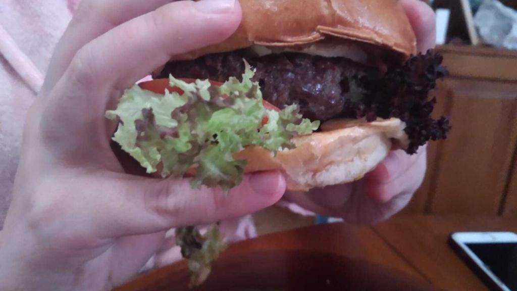 Nos comemos la hamburguesa de vaca.