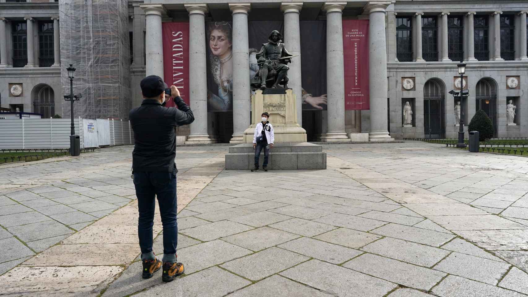 Un turista se fotografía delante del Museo del Prado, cerrado por el coronavirus.