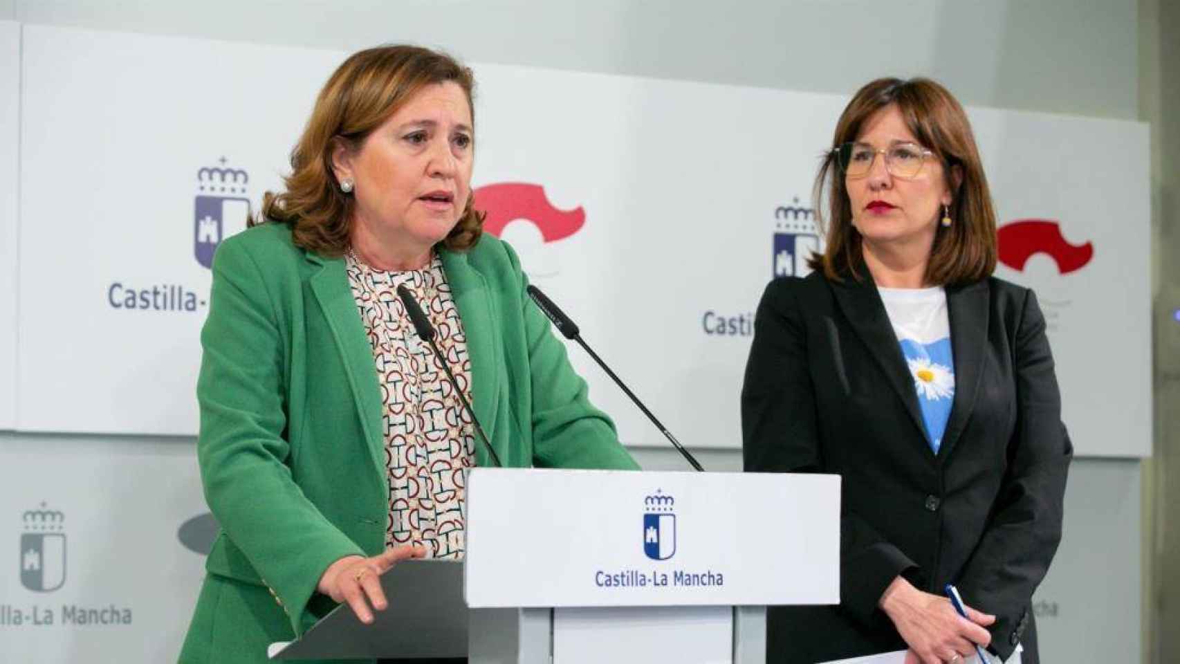 La consejera de Educación, Rosa Ana Rodríguez, y la portavoz, Blanca Fernández, en rueda de prensa tras el Consejo de Gobierno extraordinario.