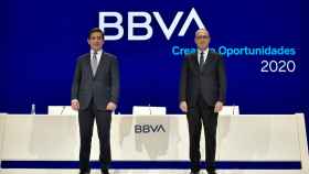Carlos Torres, presidente de BBVA y Onur Genç, CEO de la entidad, en la junta de accionistas 2020.