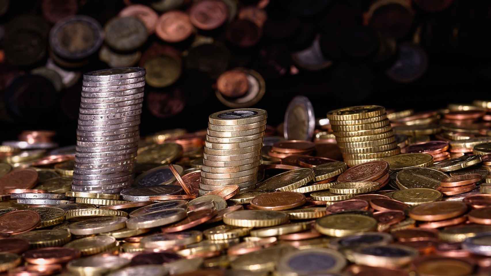 Monedas apiladas en una imagen de archivo.