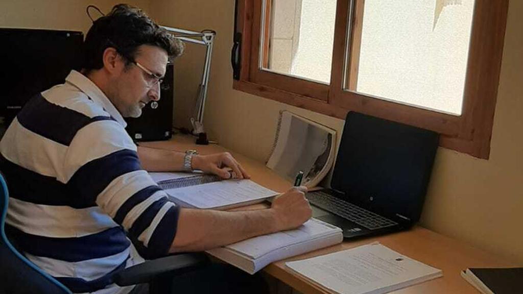José Ramón, vecino de Ceutí y opositor de 43 años al Servicio Murciano de Salud