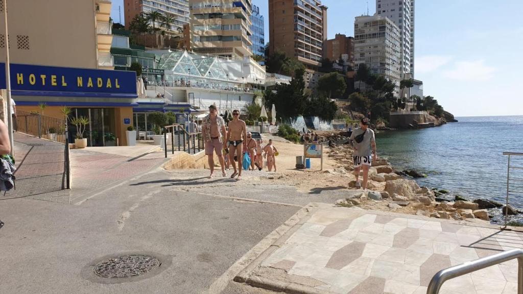 Cientos de jóvenes británicos han estado este sábado tomando el sol en Benidorm.