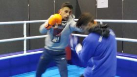 Dos de los boxeadores españoles entrenan sobre un ring