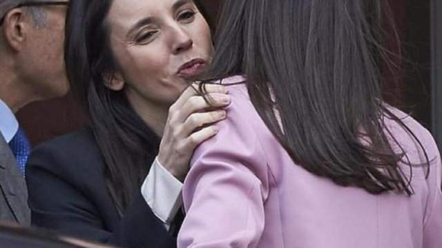 La reina Letizia (de espaldas) recibiendo el saludo de la ministra de Igualdad, Irene Montero, el pasado 6 de marzo.