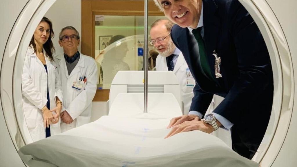 Enrique Ruiz Escudero, durante una visita a un centro hospitalario.