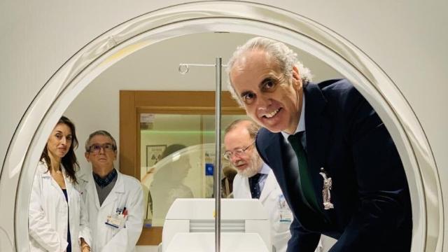 Enrique Ruiz Escudero, durante una visita a un centro hospitalario.