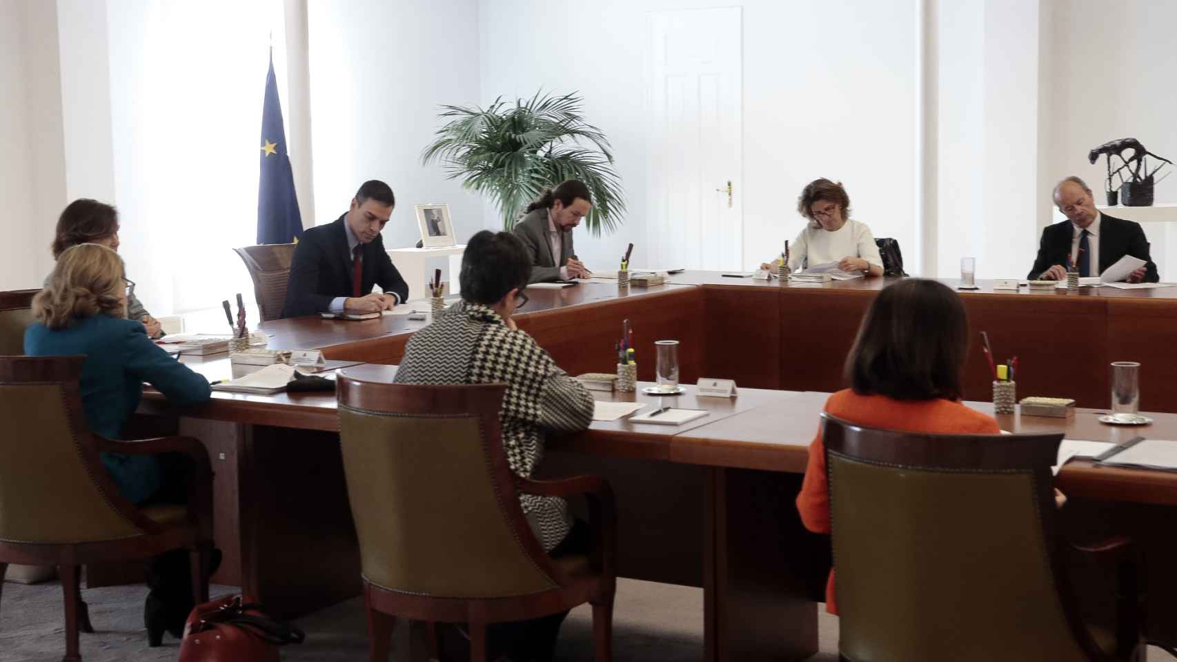 Pedro Sánchez, entre sus cuatro vicepresidentes, en el Consejo de Ministros extraordinario para decretar el estado de alarma.