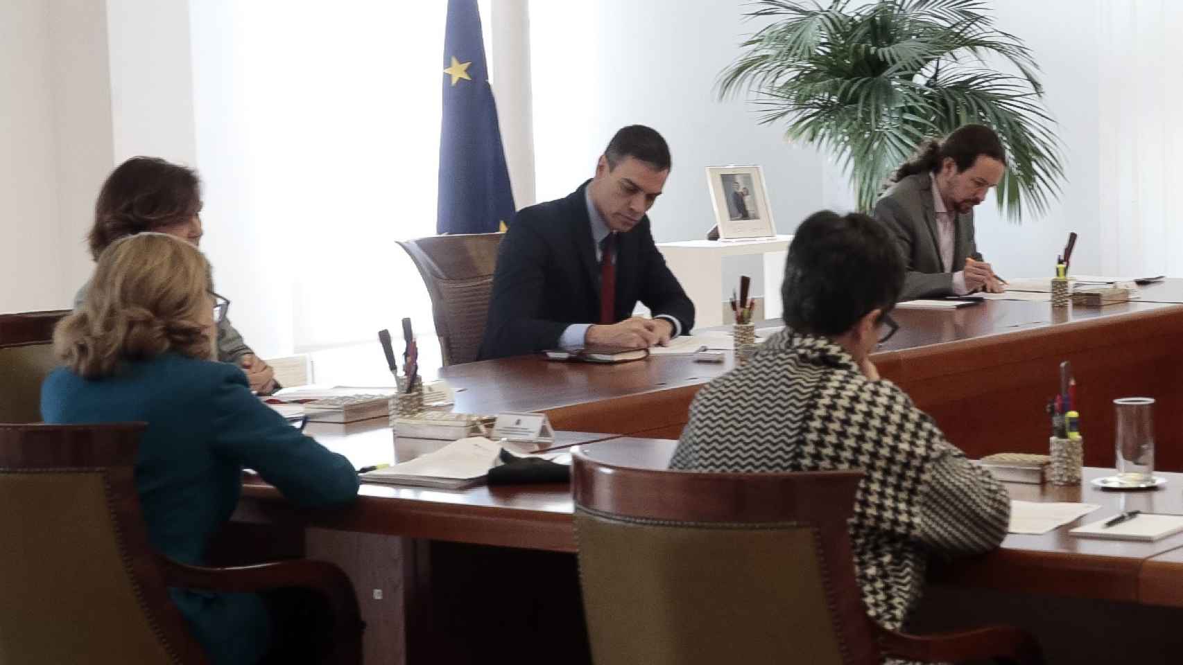 Nadia Calviño y Pablo Iglesias, junto a Carmen Calvo y el presidente Pedro Sánchez, en el Consejo de Ministros del estado de  alarma.