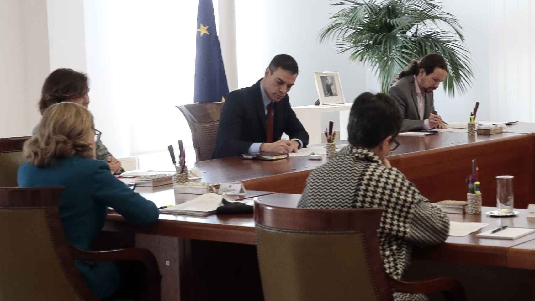Nadia Calviño y Pablo Iglesias, con el presidente Sánchez y otros ministros, en el Consejo del estado de alarma.