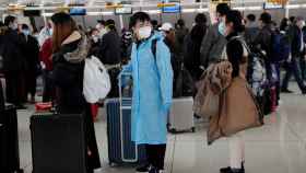 Pasajeros esperan en el aeropuerto JFK de Nueva York a embarcar a un vuelo que se dirigirá a China.