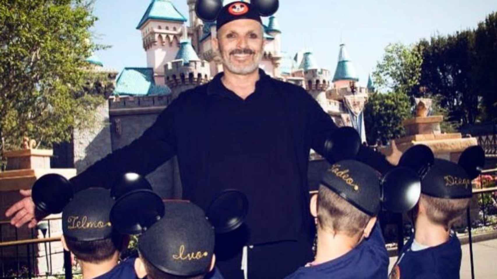 Miguel Bosé con sus cuatro hijos en Disneyland París.